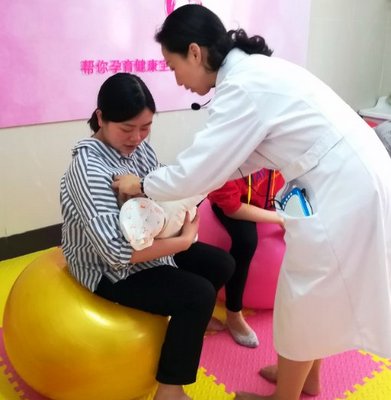 “母婴讲堂”一对一进行母乳喂养指导.JPG