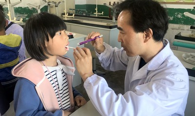 市妇幼保健院走进姚店小学进行口腔义诊.JPG