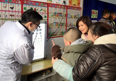 市妇幼保健院进特校免费为学生体检.JPG