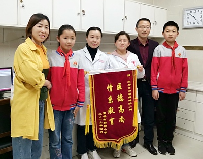 市妇幼保健院为实验小学祭扫.JPG