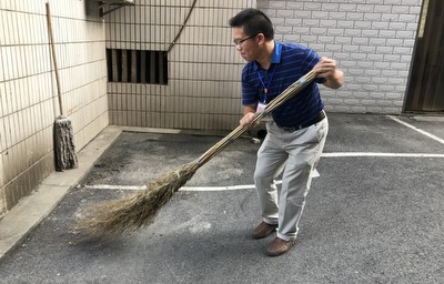 宜都妇幼院领导参加大扫除.JPG