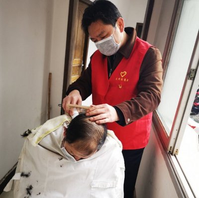 宜都妇幼总务科科长变身“理发师”.JPG