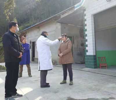 村医到村民家中监测体温.jpg