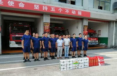 宜都妇幼到消防大队送清凉.jpg