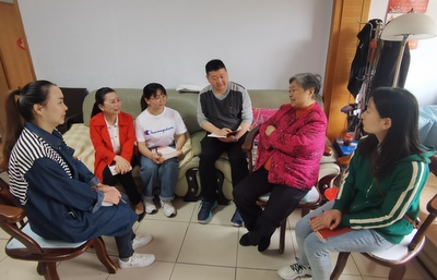 市妇幼保健院青年聆听老党员故事.jpg