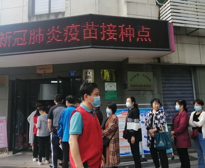 市妇幼保健院志愿者维持现场秩序.jpg
