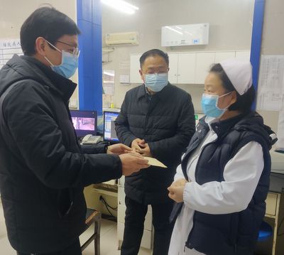 市妇幼保健院走访慰问困难职工.jpg