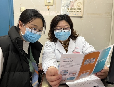 市妇幼保健院孕产门诊医生给孕妇送上“健康大礼包”.jpg