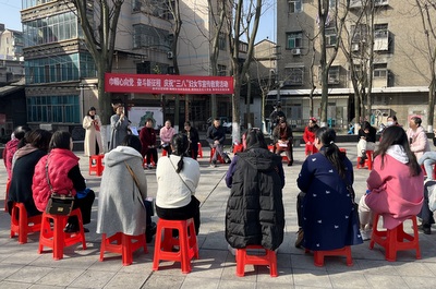 市妇幼保健院妇产科主任医师向劲松走进胜利社区开展健康宣讲.JPG