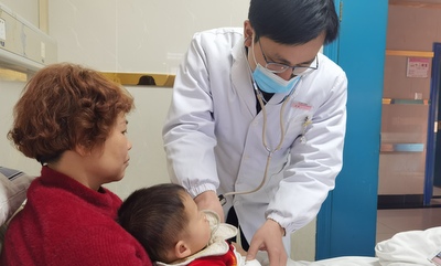 市妇幼保健院儿科医生进病房为患儿检查身体.jpg