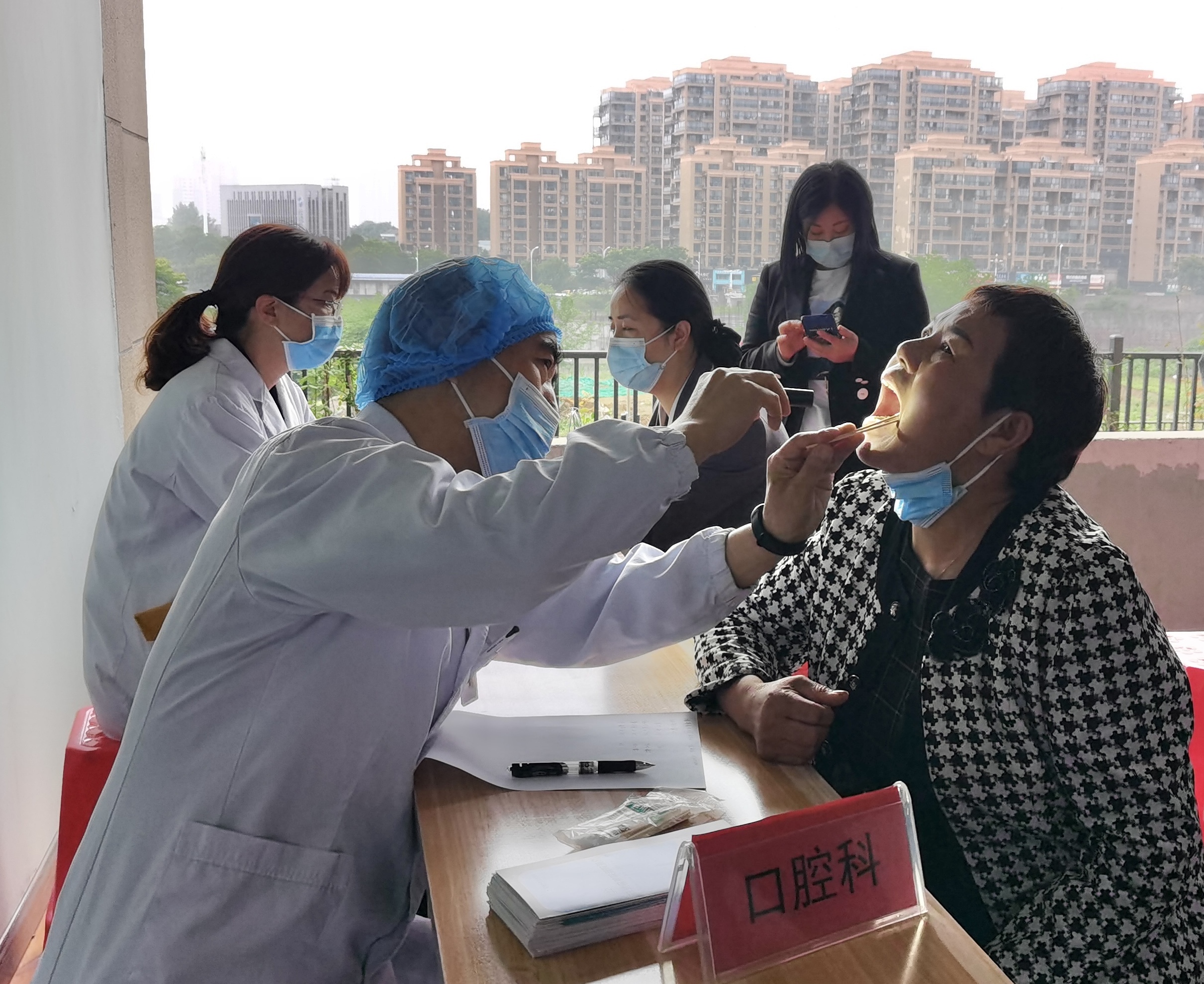 市妇幼保健院党员下沉社区开展健康义诊活动 (2).jpg